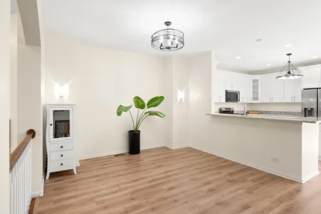 $449,500 | 563 Grosvenor Lane, Aurora, IL 60504