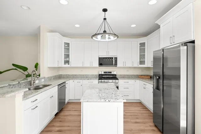 $449,500 | 563 Grosvenor Lane, Aurora, IL 60504