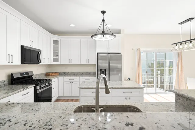 $449,500 | 563 Grosvenor Lane, Aurora, IL 60504