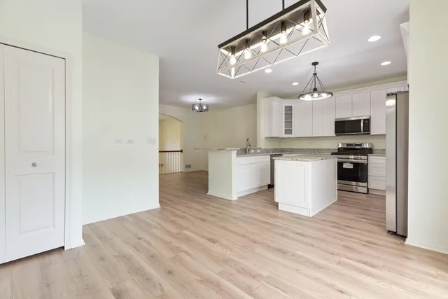 $449,500 | 563 Grosvenor Lane, Aurora, IL 60504