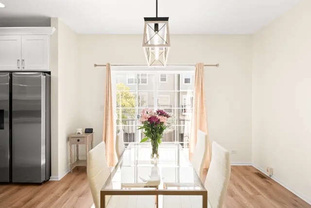 $449,500 | 563 Grosvenor Lane, Aurora, IL 60504