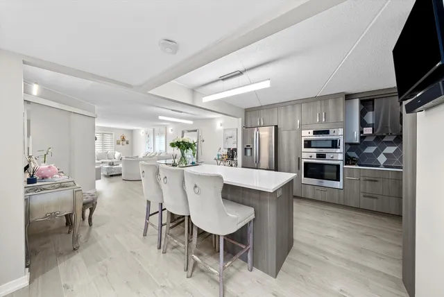 $365,000 | 8540 West Foster Avenue, Unit 605, Norridge, IL 60706