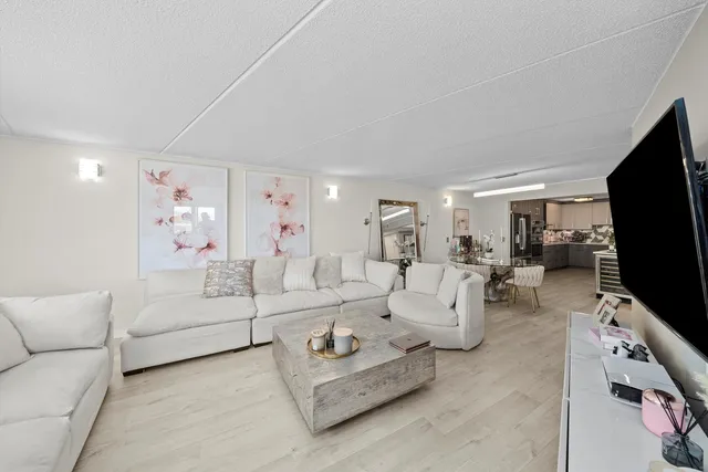 $365,000 | 8540 West Foster Avenue, Unit 605, Norridge, IL 60706