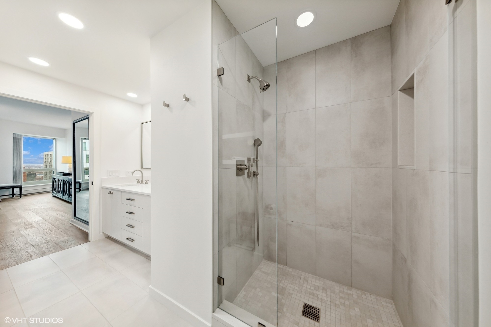 57 East Delaware Place, Unit 2805 Chicago, IL 60611 - Photo 16 of 28