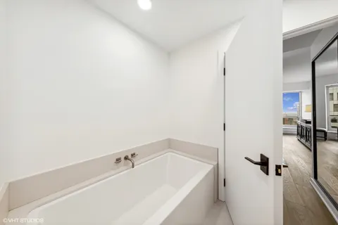 $1,150,000 | 57 East Delaware Place, Unit 2805, Chicago, IL 60611