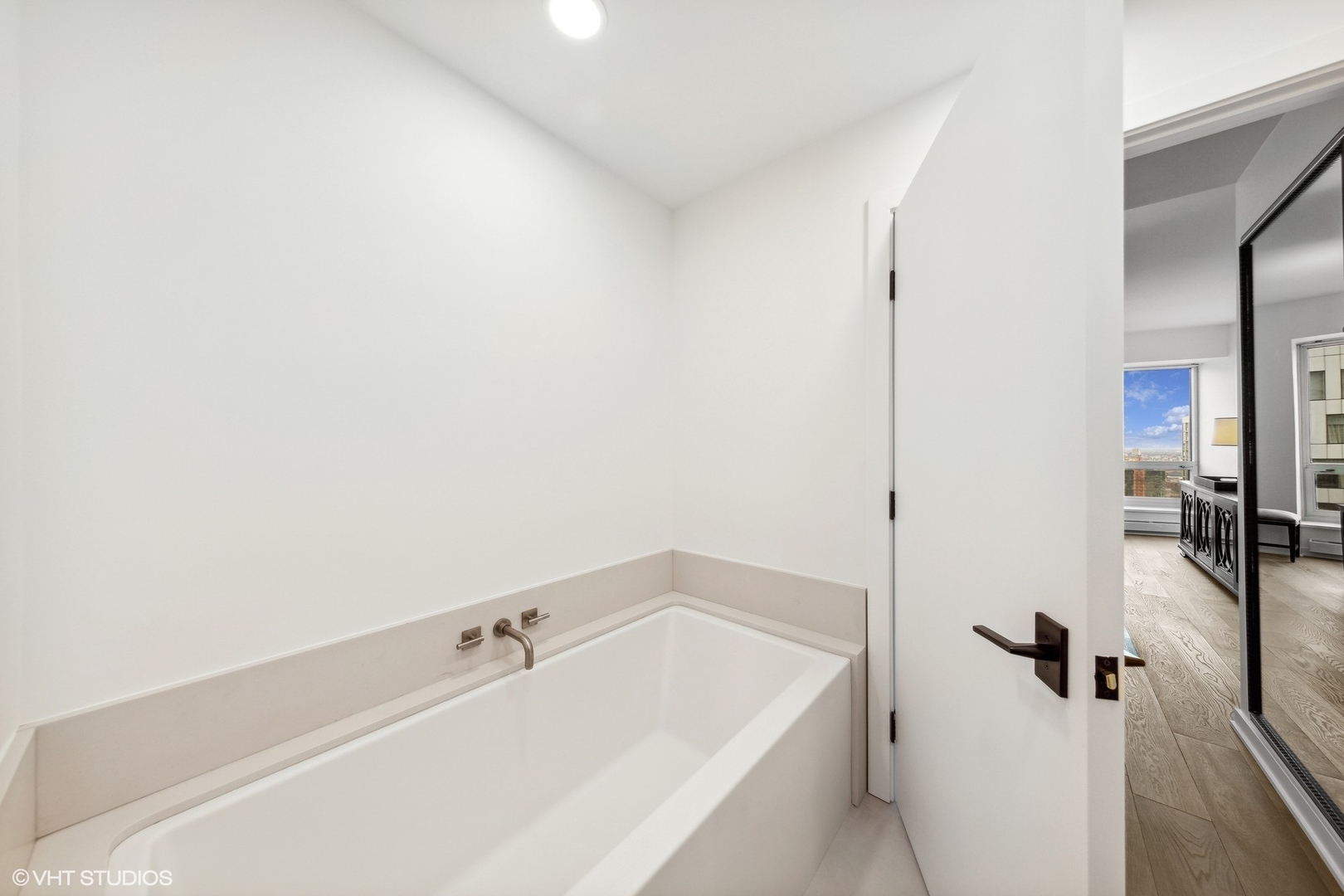 57 East Delaware Place, Unit 2805 Chicago, IL 60611 - Photo 17 of 28