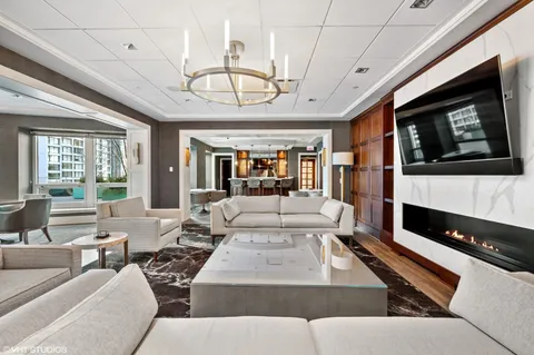 $1,150,000 | 57 East Delaware Place, Unit 2805, Chicago, IL 60611