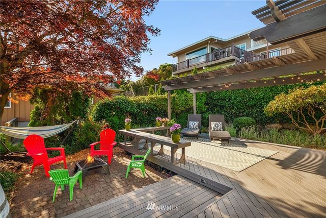 $1,075,000 | 2502 West Armour Street, Seattle, WA 98199