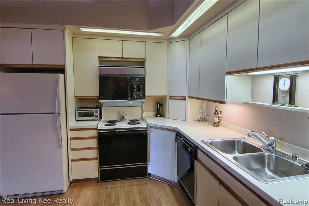 875 Green View Court, Unit 64 Rochester Hills, MI 48307 - Photo 11 of 31