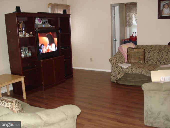 113 Cherry Valley Road Reisterstown, MD 21136 - Photo 6 of 30 Living Room