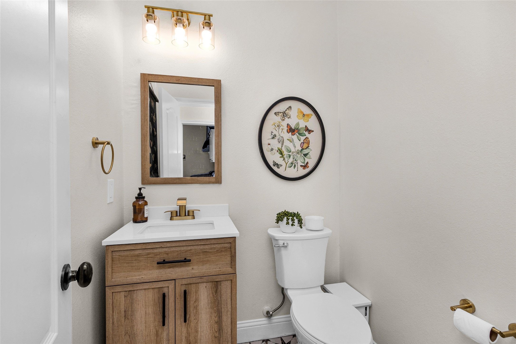 10004 Summer Ridge Lane Conroe, TX 77302 - Photo 13 of 50 a bathroom with a toilet a sink and a mirror