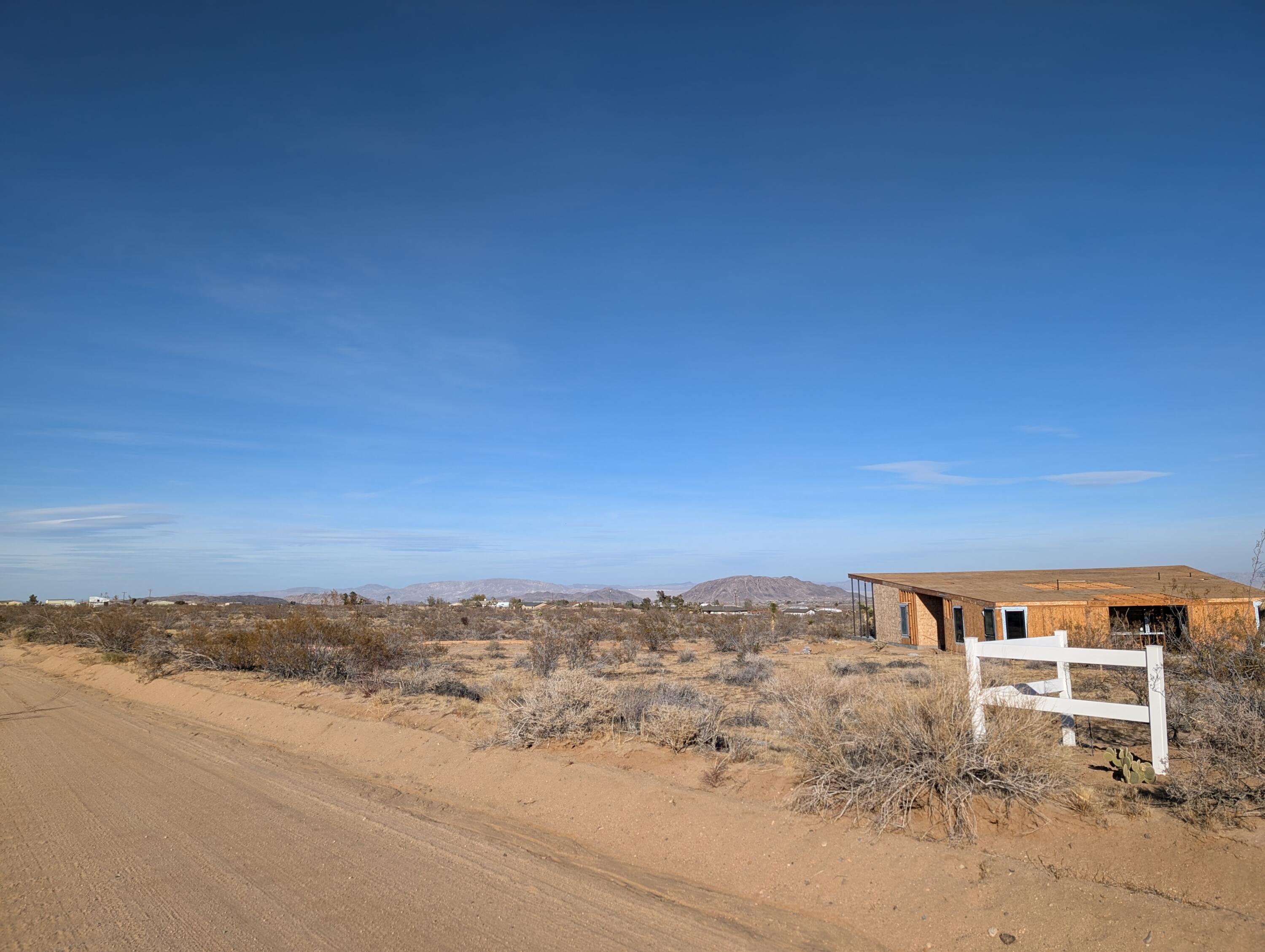 476 Ripon Avenue Yucca Valley, CA 92284 - Photo 8 of 11 a view of a big room with a ocean