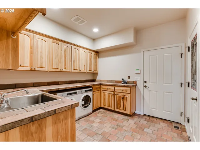 $1,128,000 | 875 Sand Avenue, Eugene, OR 97401