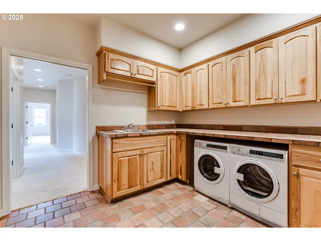 $1,128,000 | 875 Sand Avenue, Eugene, OR 97401