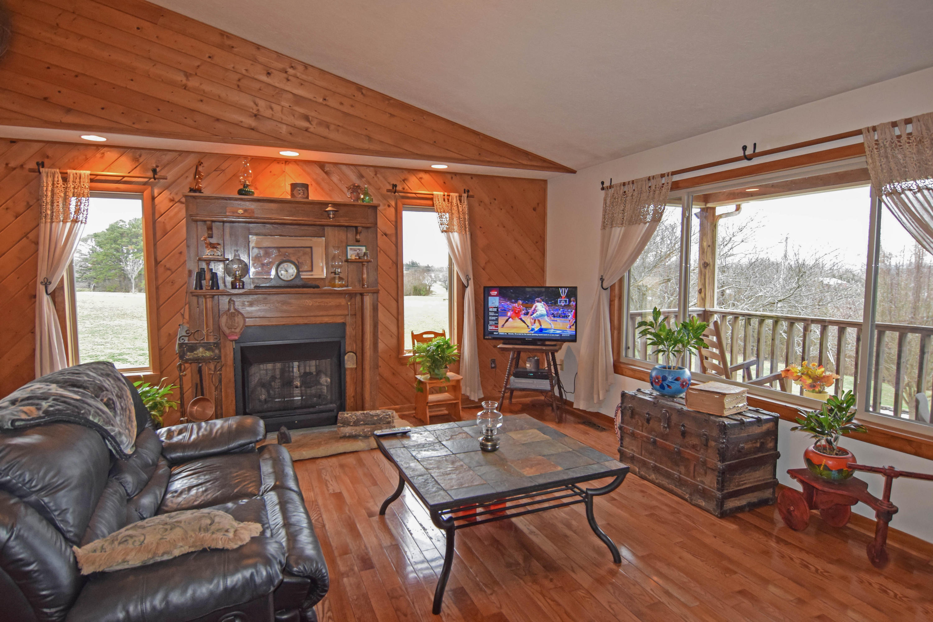 2489 Tarr Road Talbott, TN 37877 - Photo 2 of 10 Living Room