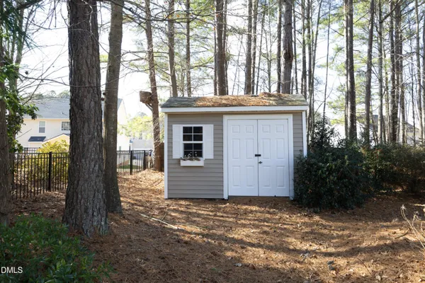 a view of a house with backyard and garden