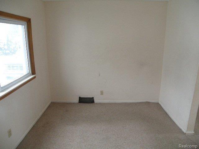 8631 Evergreen Road Detroit, MI 48228 - Photo 5 of 10 8631 Evergreen- family room