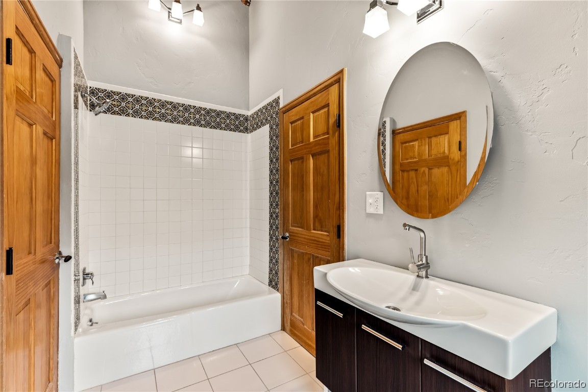 1527 Natches Road Steamboat Springs, CO 80487 - Photo 21 of 50 a bathroom with a sink mirror and a bathtub