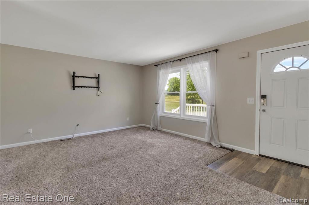 276 North Kane Road Webberville, MI 48892 - Photo 3 of 20