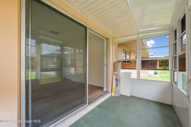 a view of an entryway of the house