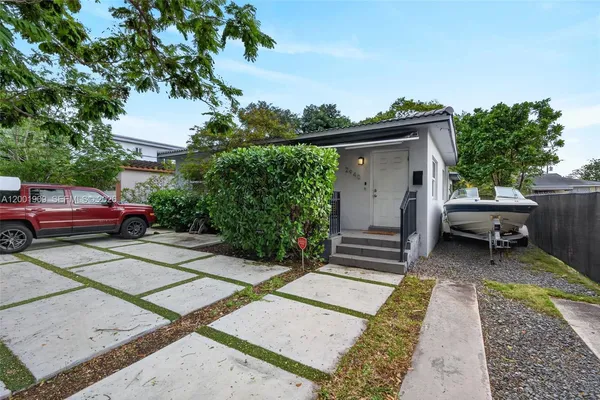 $4,700 | 2940 Southwest 25th Terrace, Miami, FL 33133