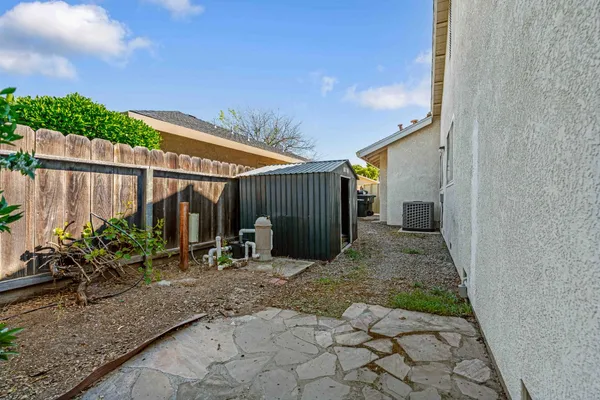 a view of a backyard