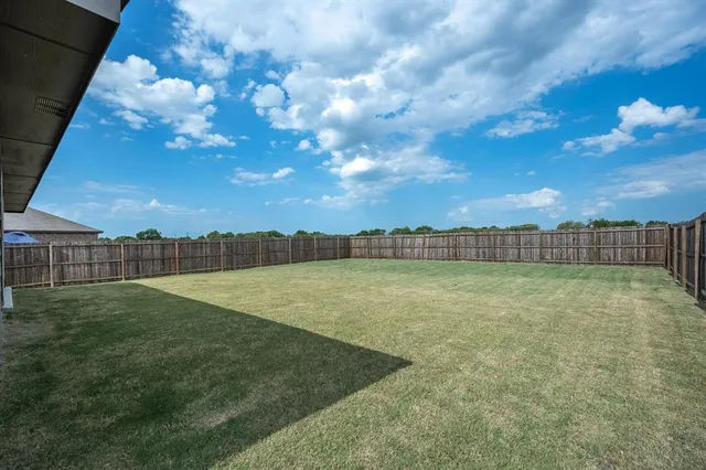 a view of an house with backyard and entertaining space