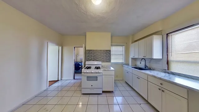 $2,800 | 29 Glenwood Square, Unit 1, Brockton, MA 02301