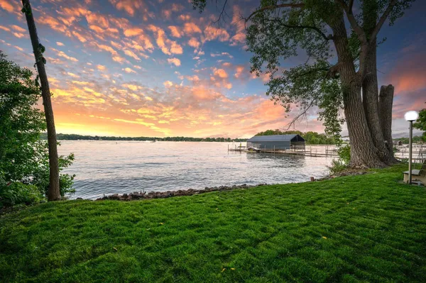 $2,395,000 | 2006 Shorewood Lane, Mound, MN 55364