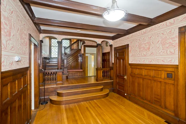 a view of entryway with a elevator