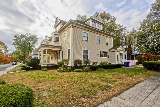 a view of a house with a yard