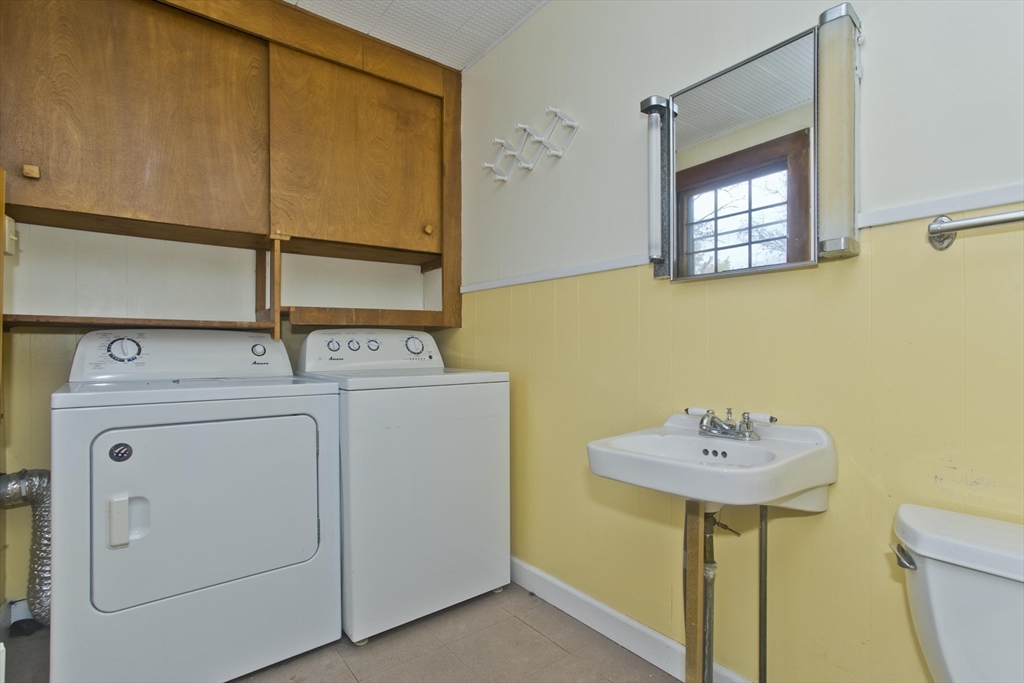 128 Maplewood Terrace Springfield, MA 01108 - Photo 9 of 40 a utility room with dryer and washer