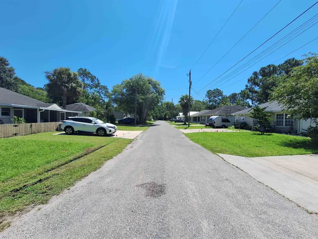a view of a house with backyard and tree