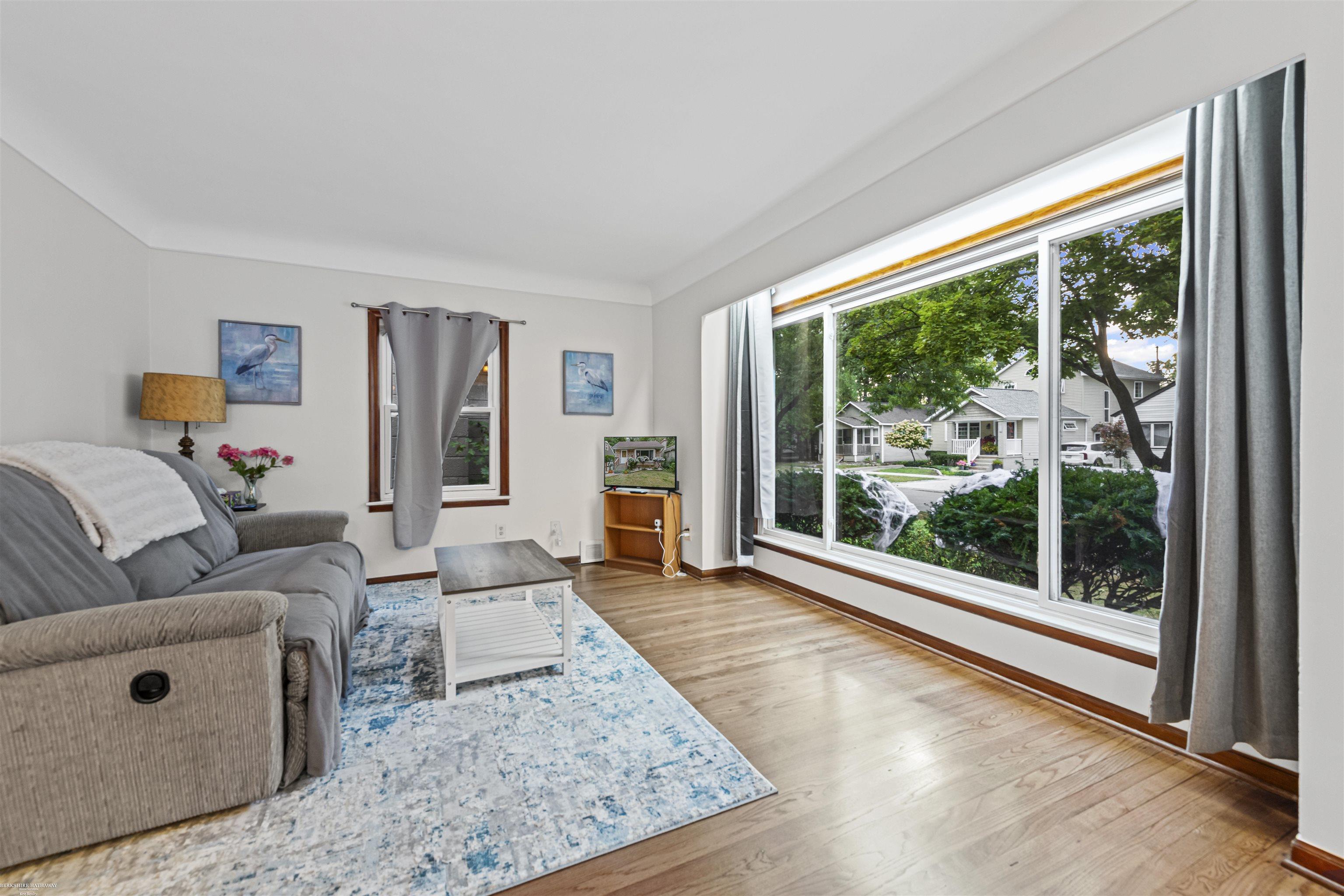 2147 Roslyn Road Grosse Pointe Woods, MI 48236 - Photo 2 of 32