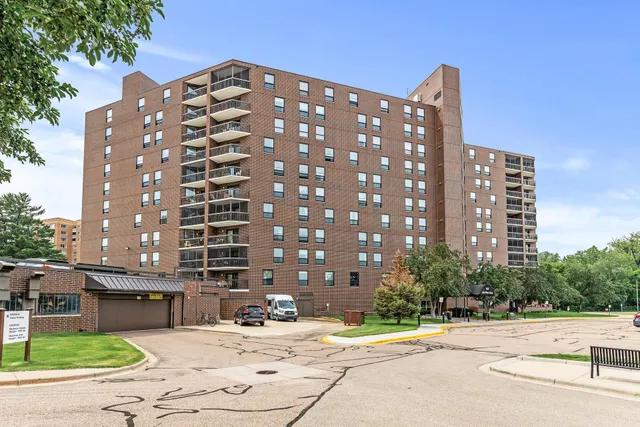 $149,000 | 6615 Lake Shore Drive South, Unit 900, Richfield, MN 55423