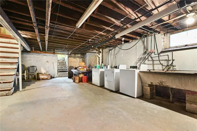 a view of a house with backyard and tree