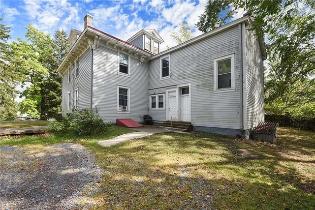 a view of a house with backyard and garden