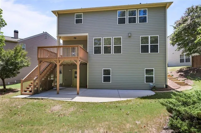a view of a house with a yard