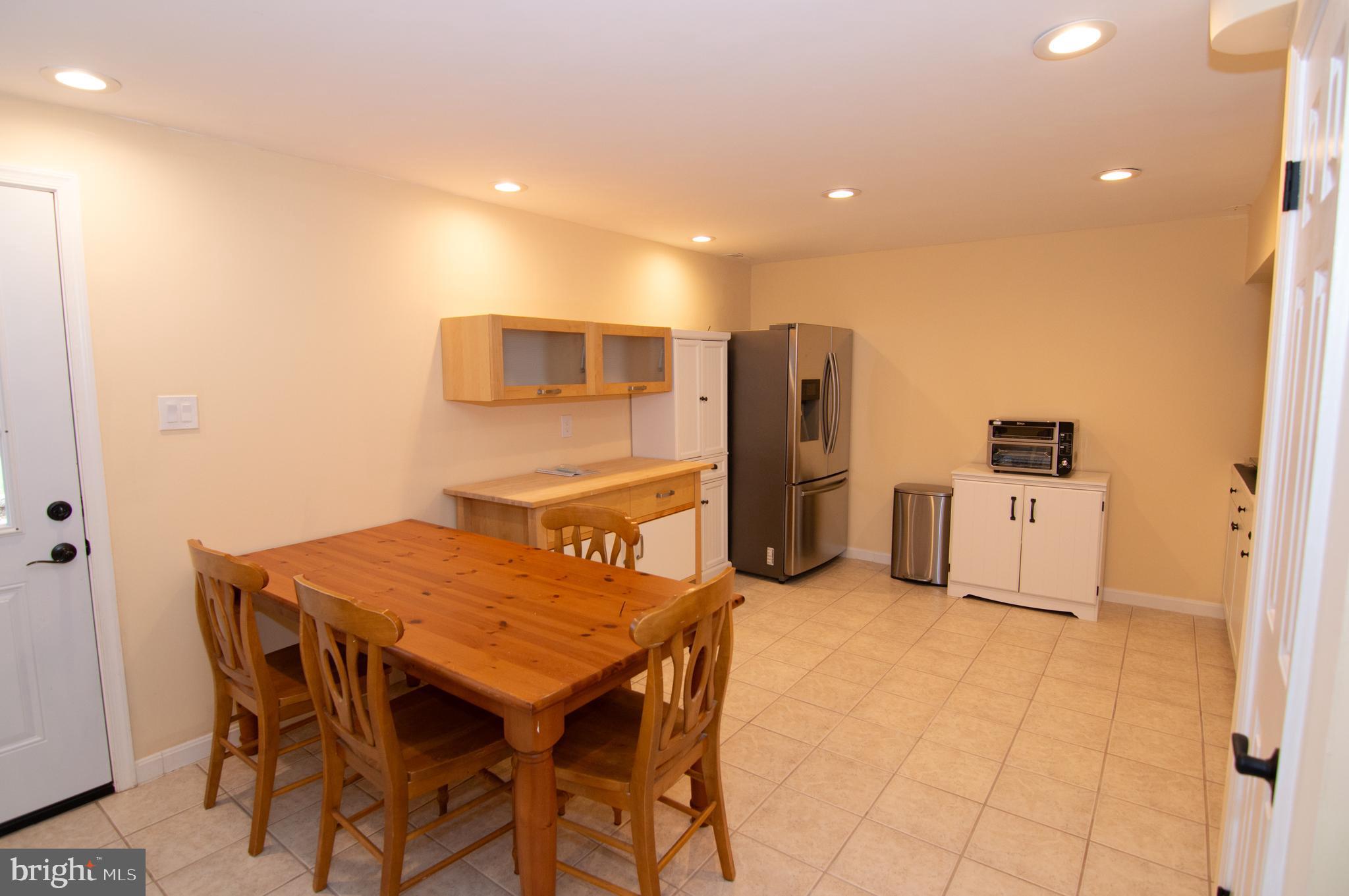 404 Talahi Road Southeast Vienna, VA 22180 - Photo 11 of 31 Kitchen