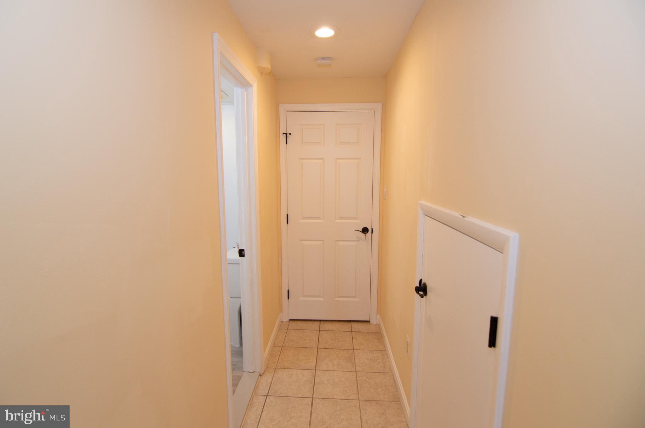 404 Talahi Road Southeast Vienna, VA 22180 - Photo 2 of 31 Foyer