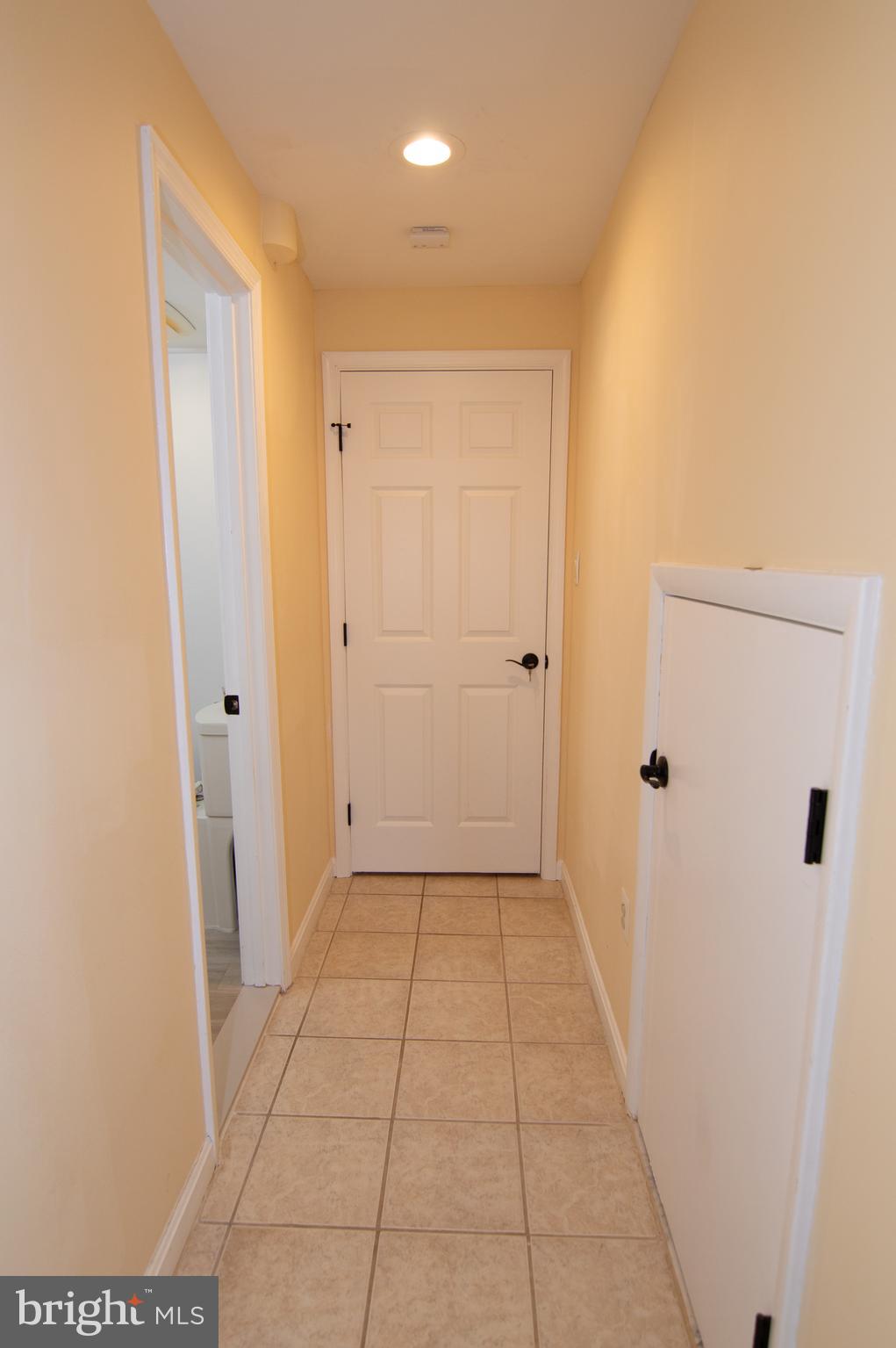 404 Talahi Road Southeast Vienna, VA 22180 - Photo 3 of 31 Foyer