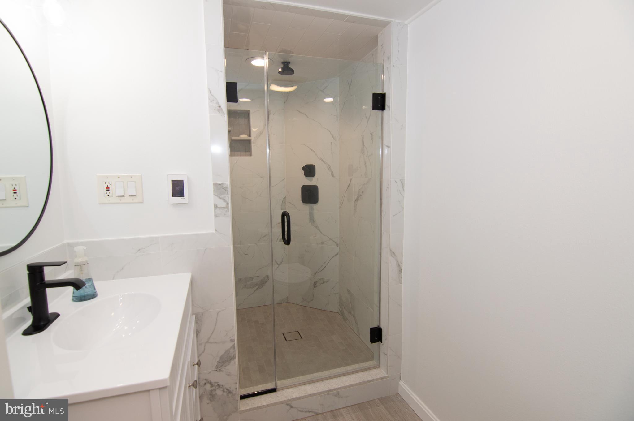 404 Talahi Road Southeast Vienna, VA 22180 - Photo 4 of 31 Full Bath