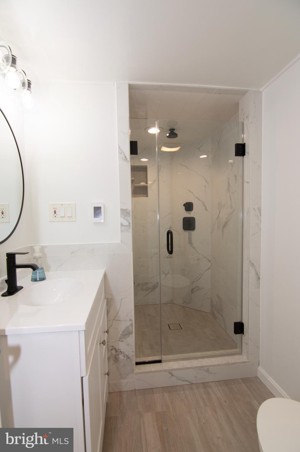 404 Talahi Road Southeast Vienna, VA 22180 - Photo 5 of 31 Full Bath