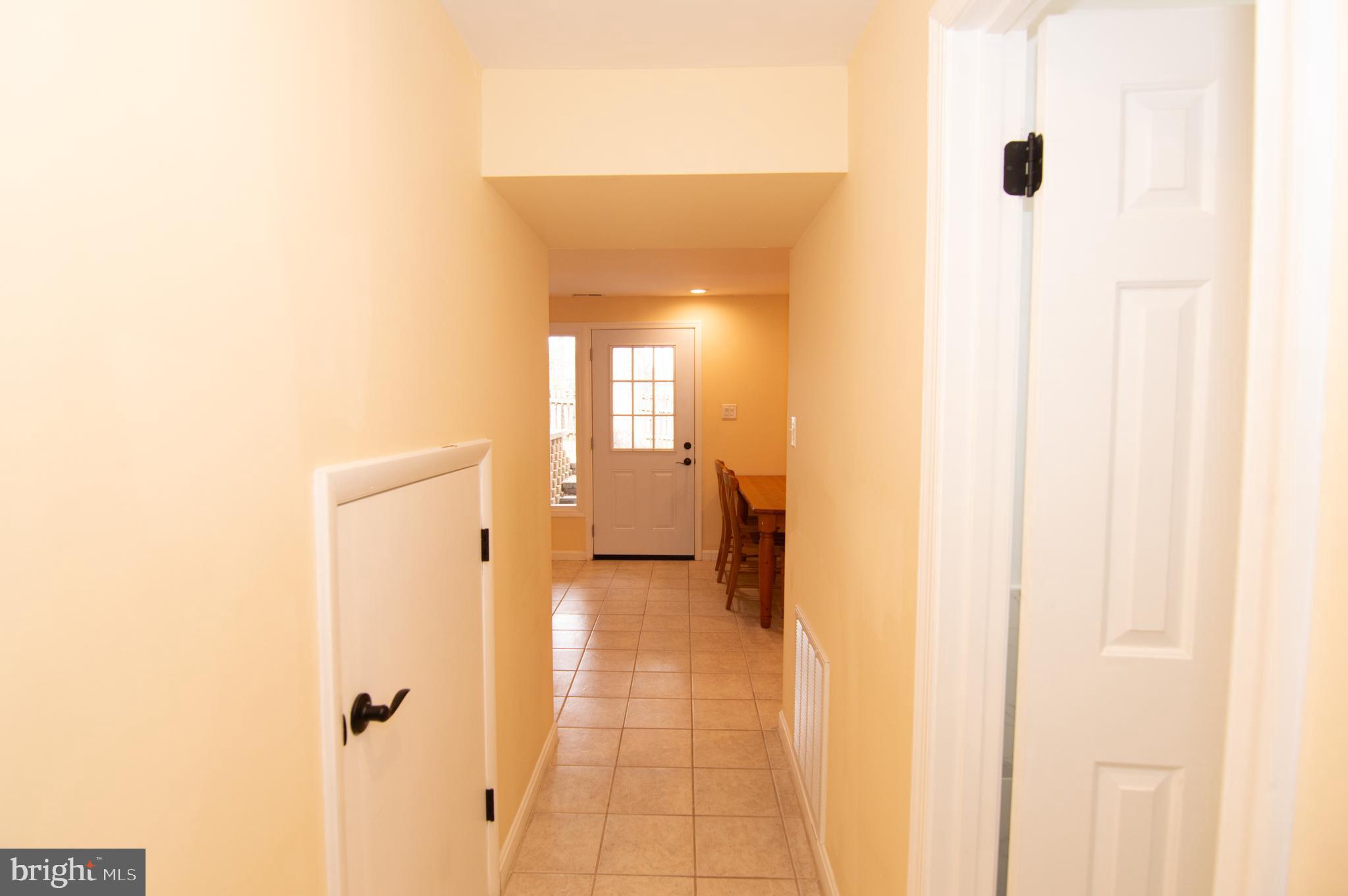 404 Talahi Road Southeast Vienna, VA 22180 - Photo 8 of 31 Foyer