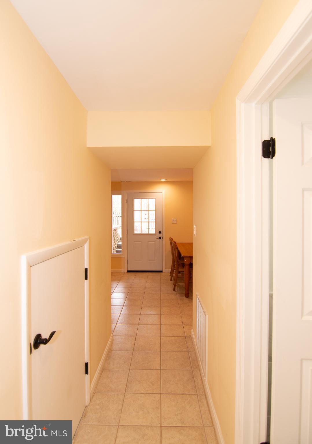 404 Talahi Road Southeast Vienna, VA 22180 - Photo 9 of 31 Foyer