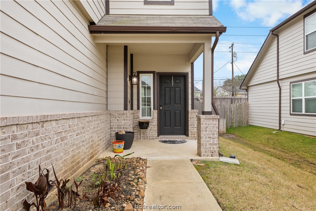 984 Crossing Drive Bryan, TX 77803 - Photo 5 of 29 a front view of a house with a yard