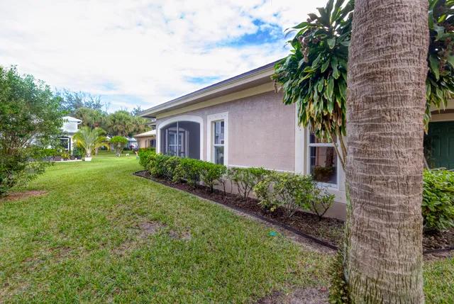 a view of a yard in front of house