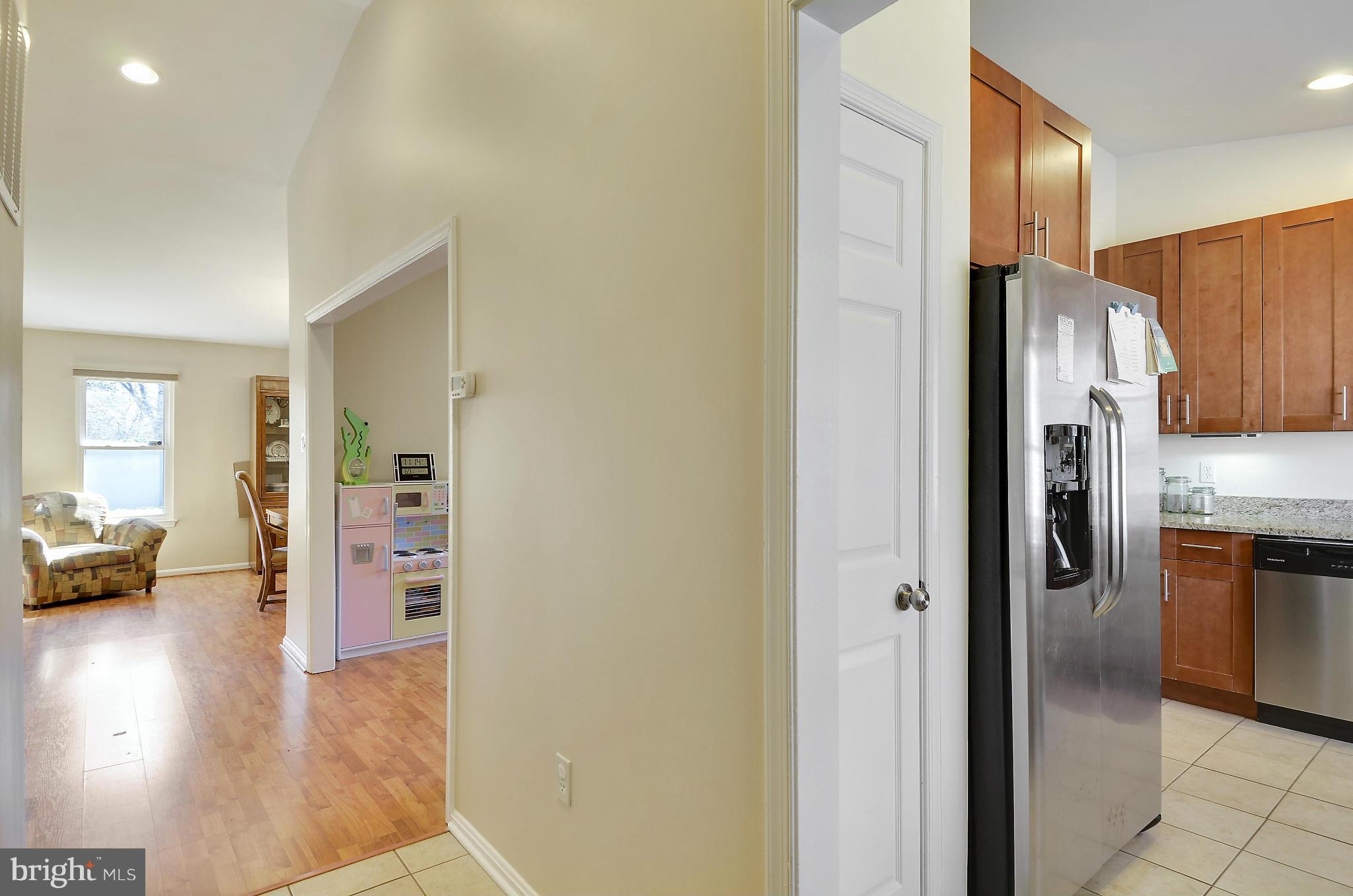 1118 Kersey Road Silver Spring, MD 20902 - Photo 4 of 30 Front Hallway