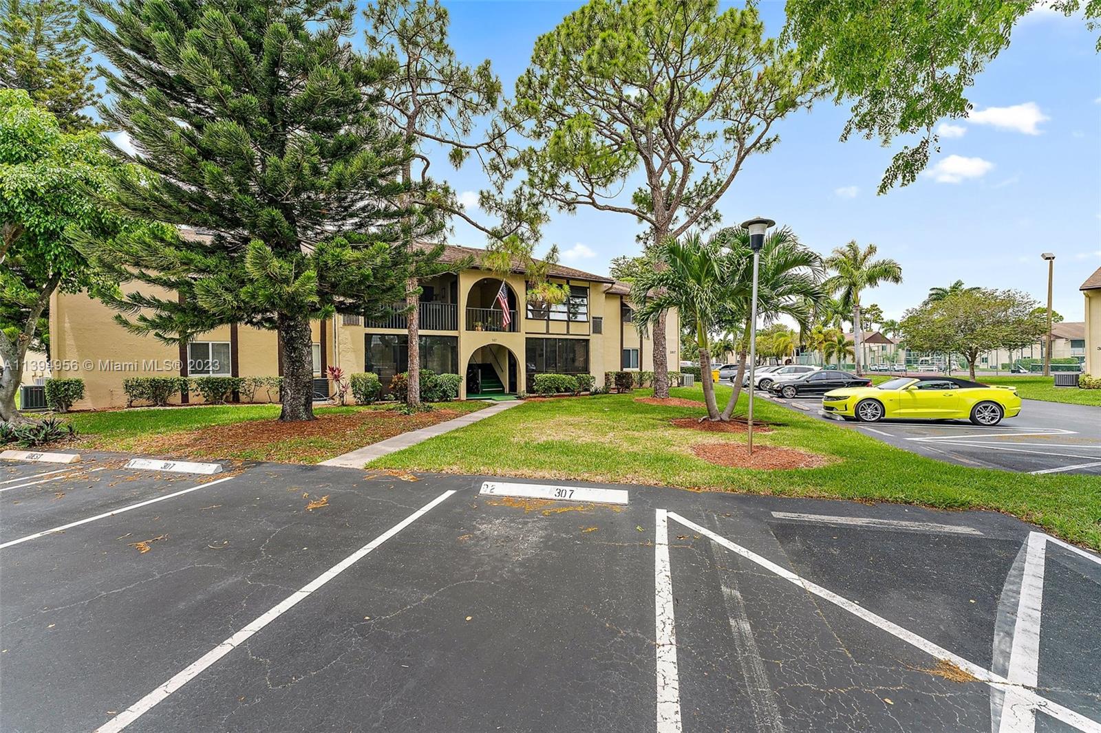 307 Pine Ridge Circle, Unit D2 Greenacres, FL 33463 - Photo 34 of 41 a view of a volley ball court