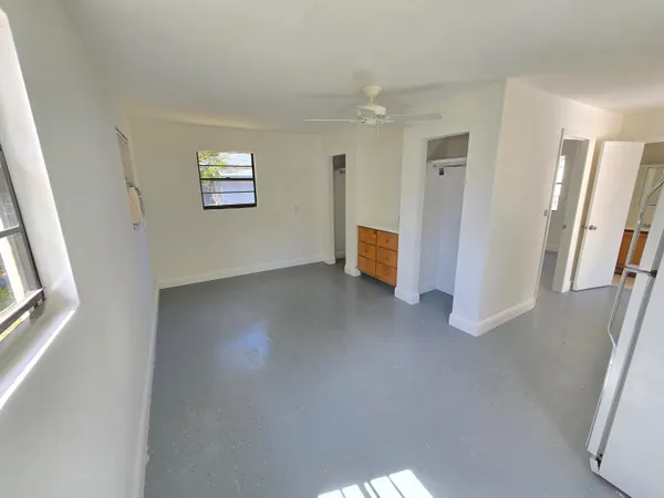 $2,400 | 1955 10th Place, Vero Beach, FL 32960